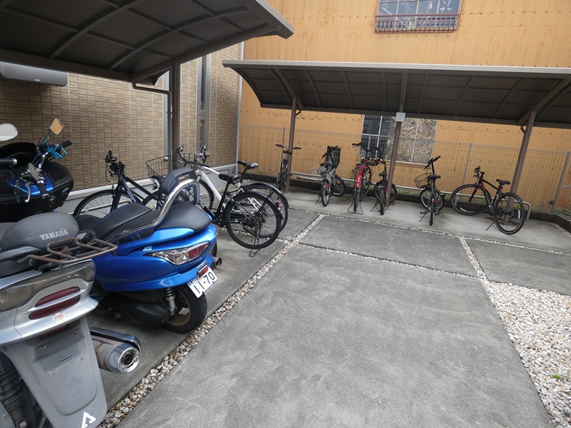 ラフレ仲道Ｆ 駐車場