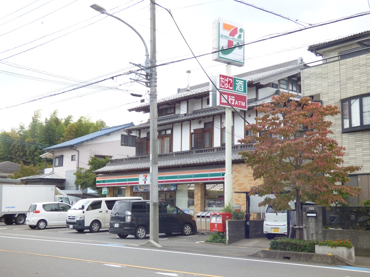 ラフレ仲道Ｆ コンビニ