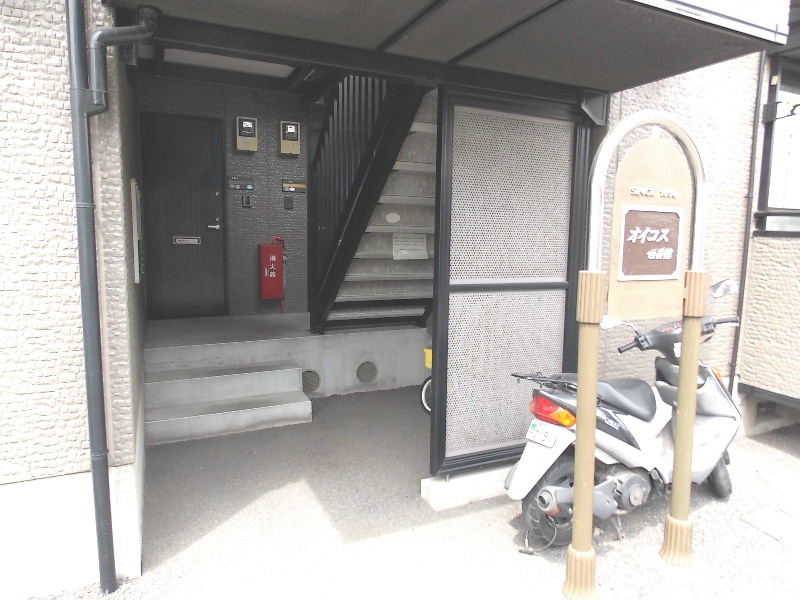 オイコス　参番館 エントランス