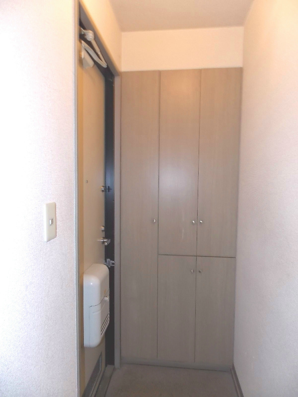 オイコス　参番館 玄関