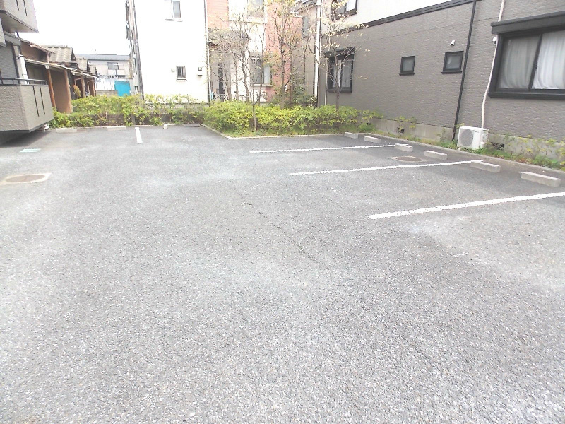 オイコス　参番館 駐車場