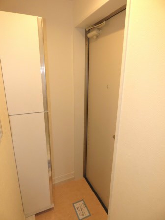 アカテリア蕨 玄関