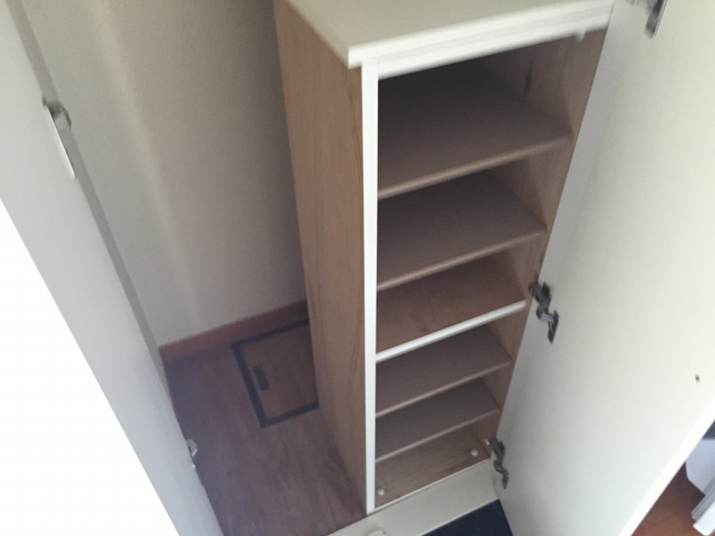 レオパレスタラート 玄関