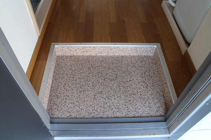 レオパレスエラン・ドール 玄関