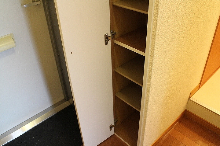 レオパレス昴 玄関