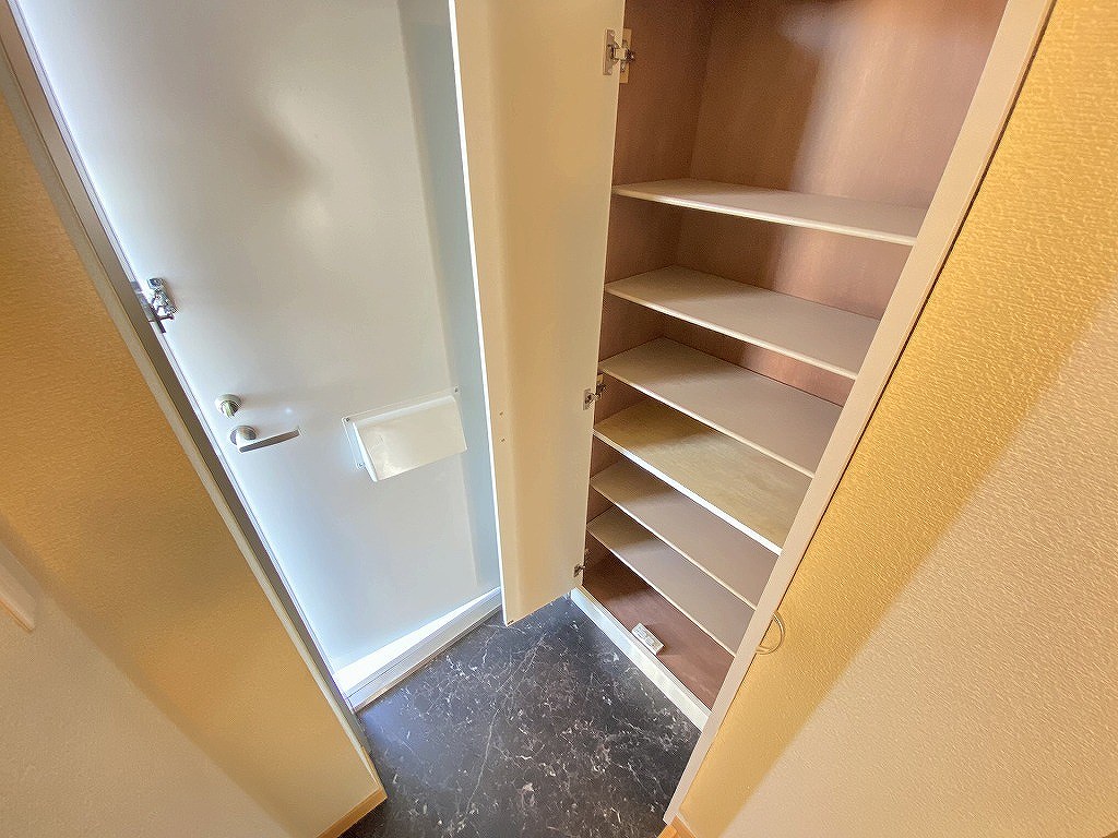 レオパレス輝 玄関