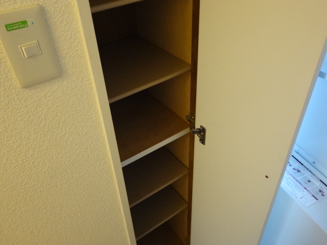 レオパレス枸橘 玄関