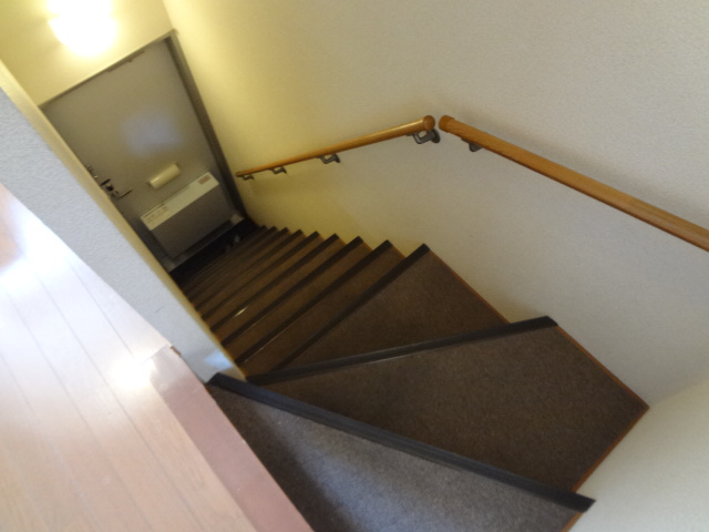 レオパレス枸橘 玄関