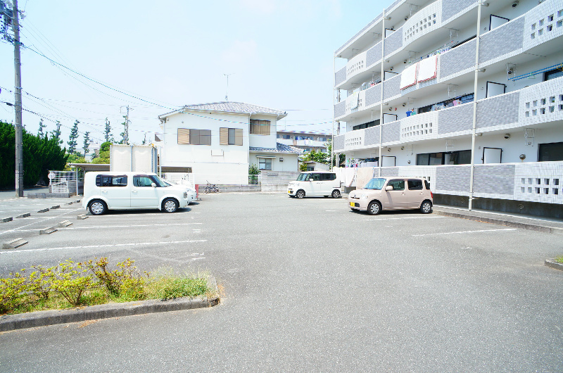 ガーデンロゼ弁天 駐車場
