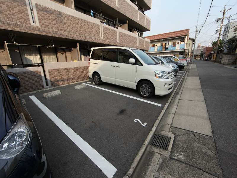 プリミエール八幡 駐車場
