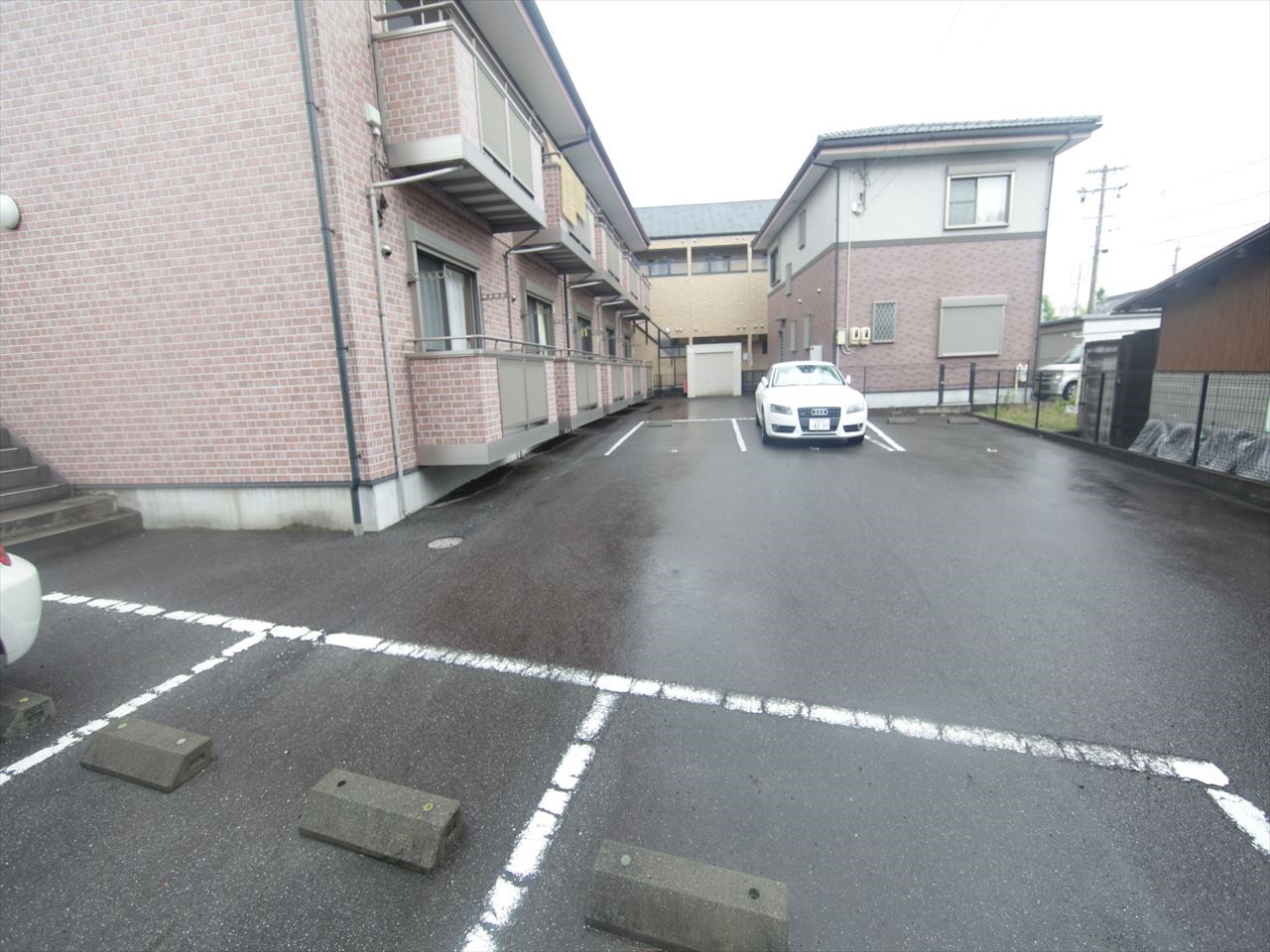 エル・フィーナ 駐車場