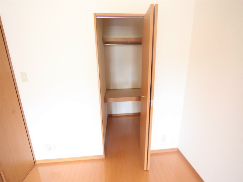 ロイヤルピジョン岩塚 収納