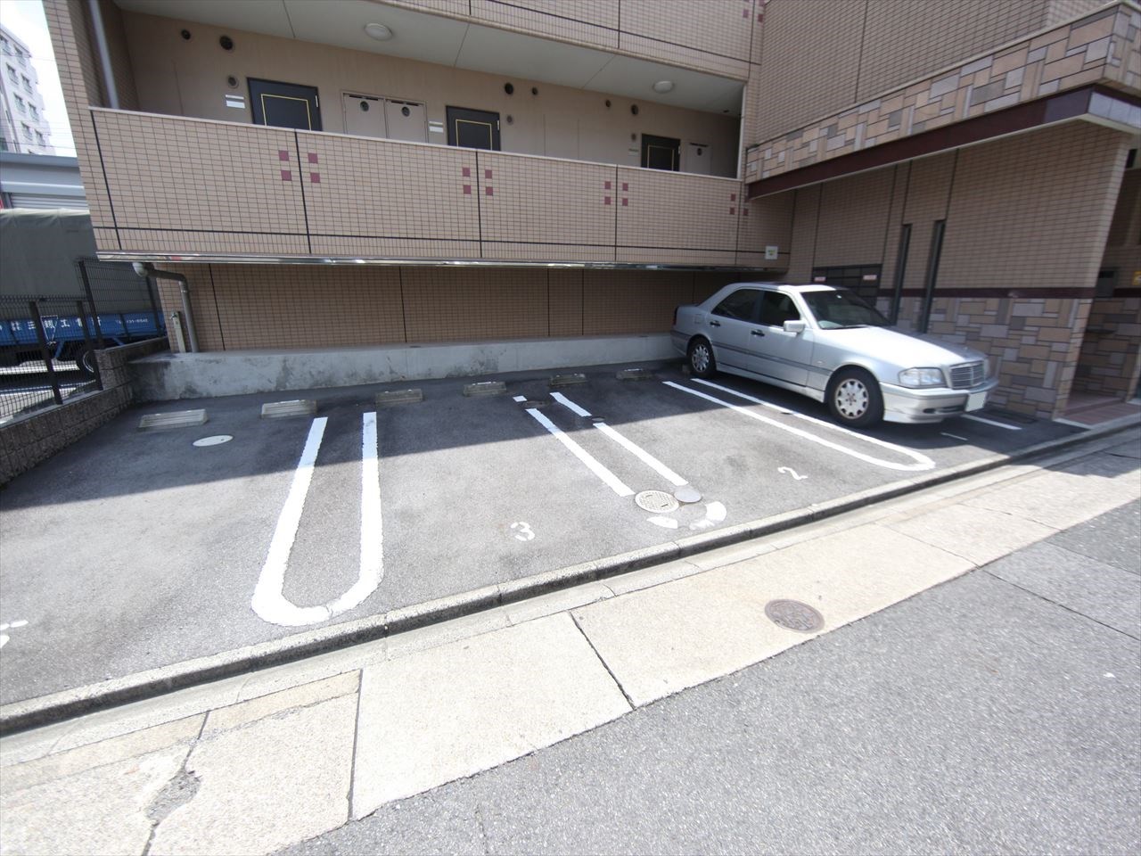 エステート愛和 駐車場