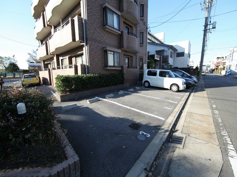 カーサ岩塚 駐車場