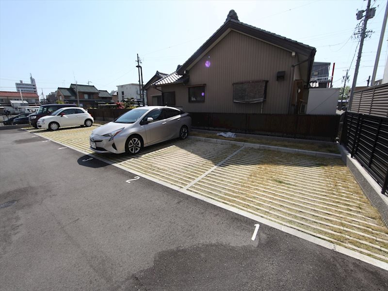 BMG RESIDENCE 駐車場