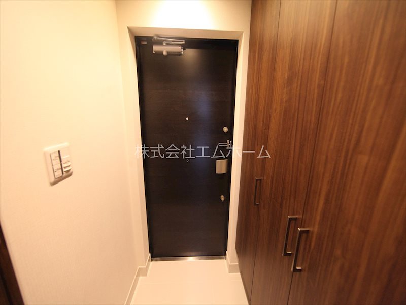 プレサンスロジェ葵 玄関
