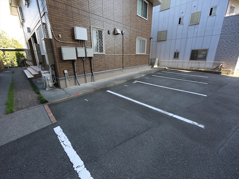 ヴィラ熱田 駐車場