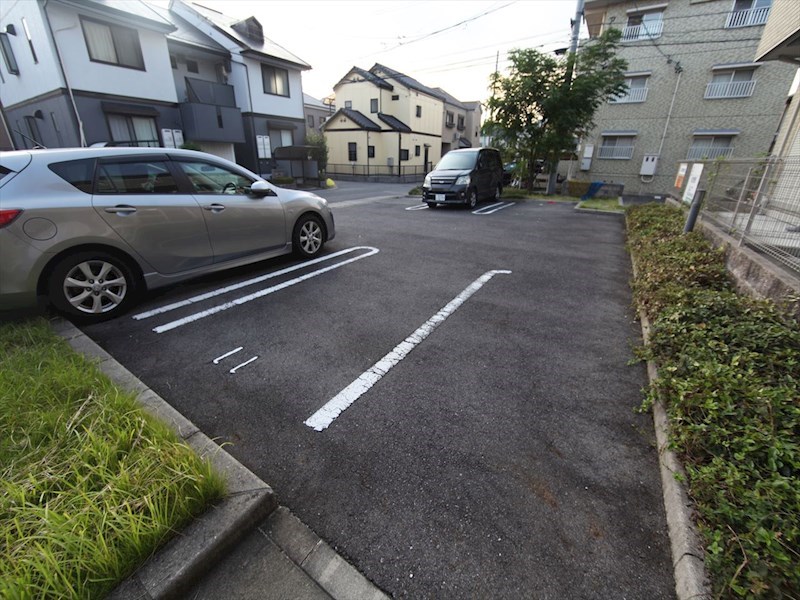 メゾン新守西 駐車場