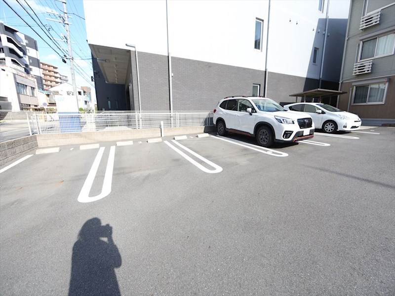 フレシール平安 駐車場