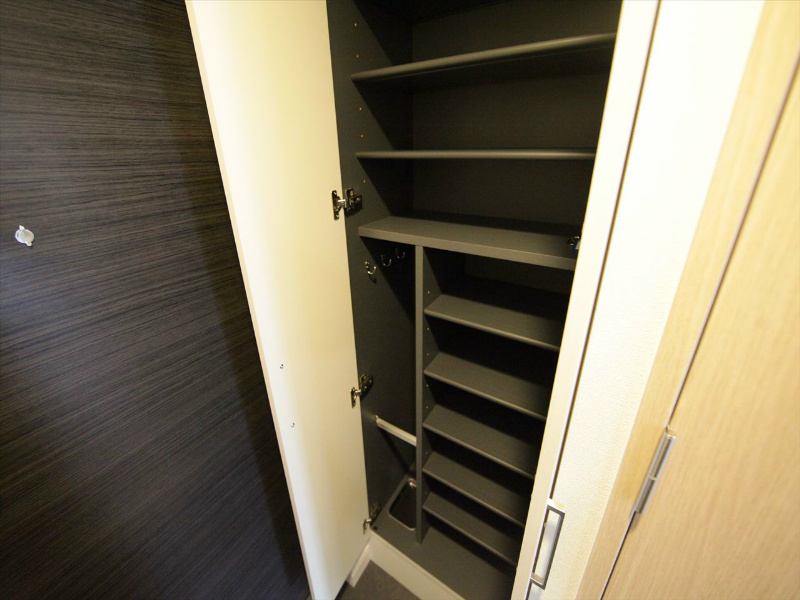 プレサンス栄ライズ 玄関