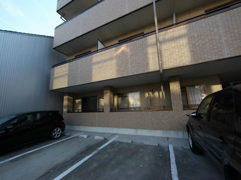 プリミエール塩付通 駐車場