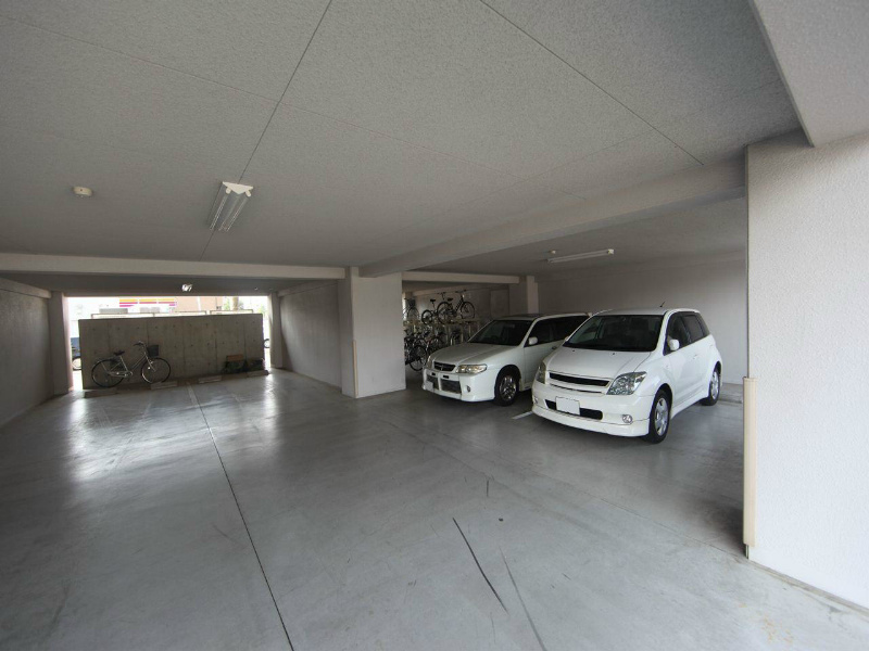 ロイヤルアベニュー 駐車場