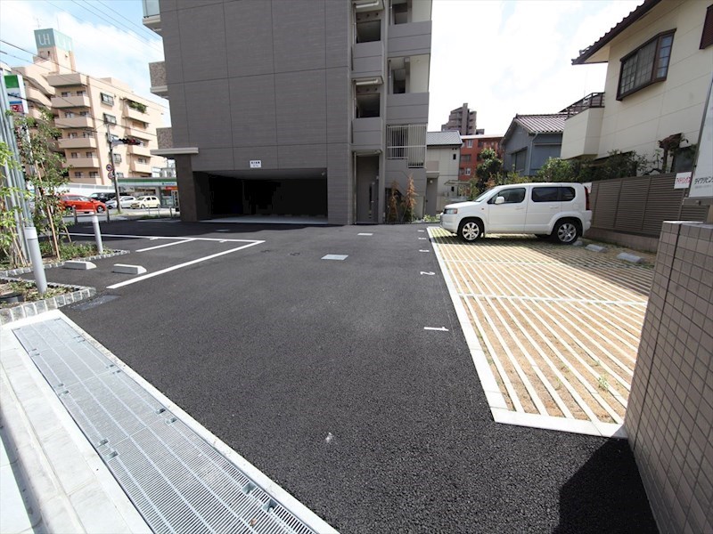 ロイヤルスクエア徳川 駐車場