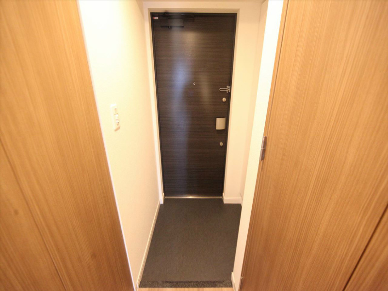 プレサンス栄ライズ 玄関