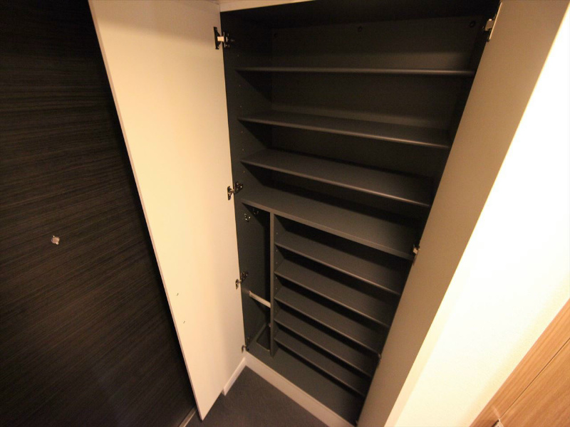 プレサンス栄ライズ 玄関