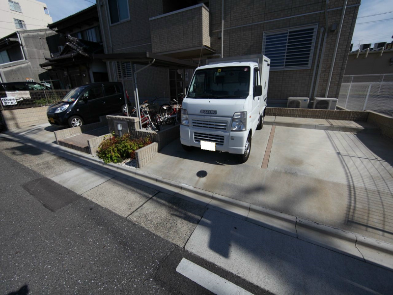 ラフィーネ野立 駐車場