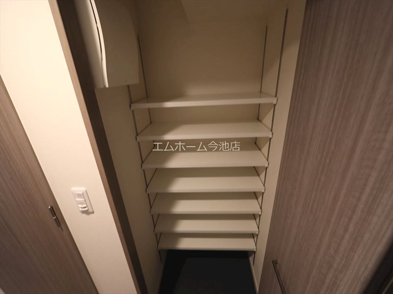 プレサンスTHE新栄 玄関