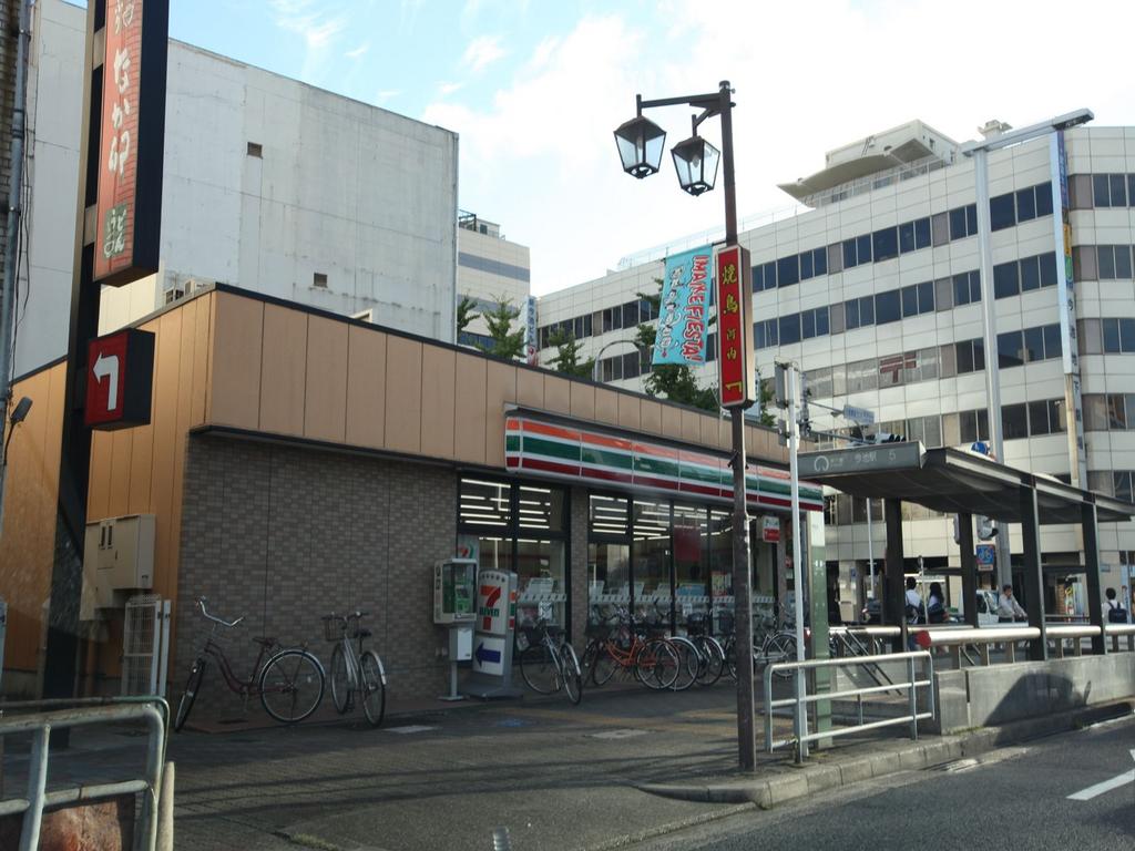プレサンスＮＡＧＯＹＡ桜通ビッグビート コンビニ