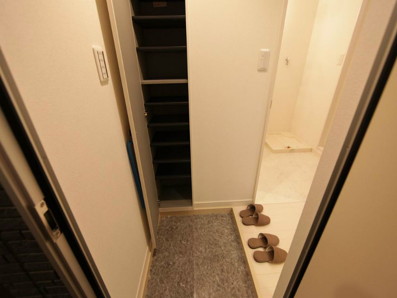 クレシェンテ栄生 玄関