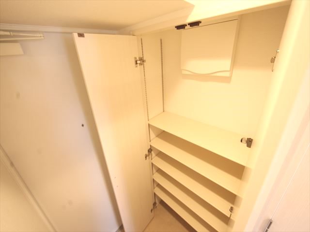ルーエ今池 玄関