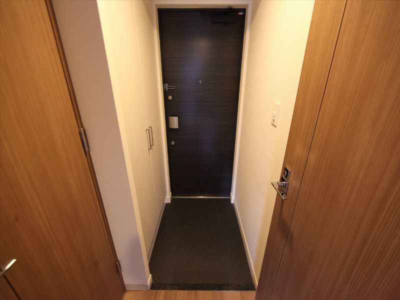 プレサンス栄ライズ 玄関