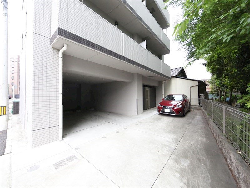 ロイヤル山王 駐車場
