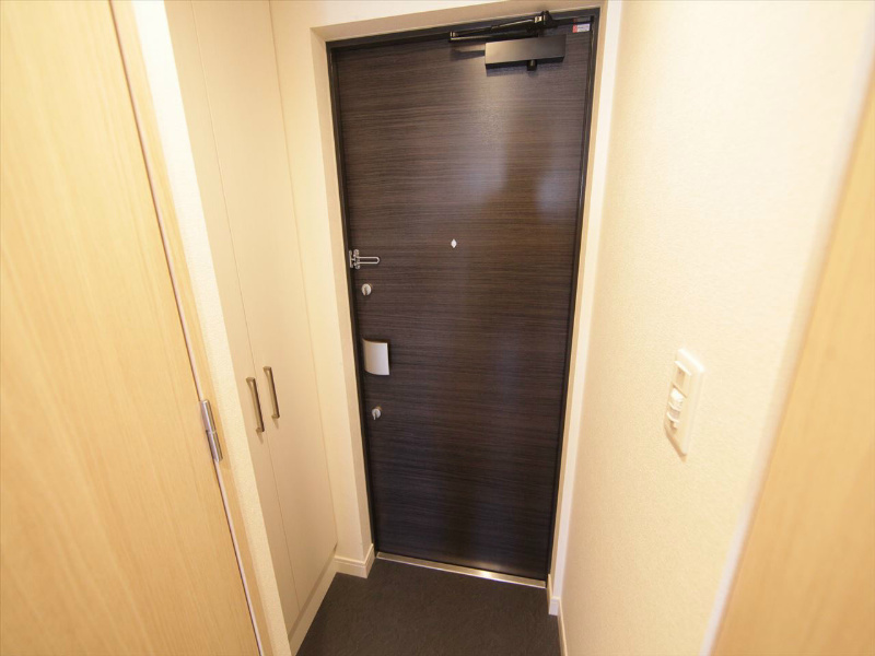 プレサンス栄ライズ 玄関
