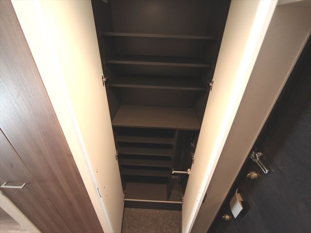 プレサンスジェネ千種内山II 玄関