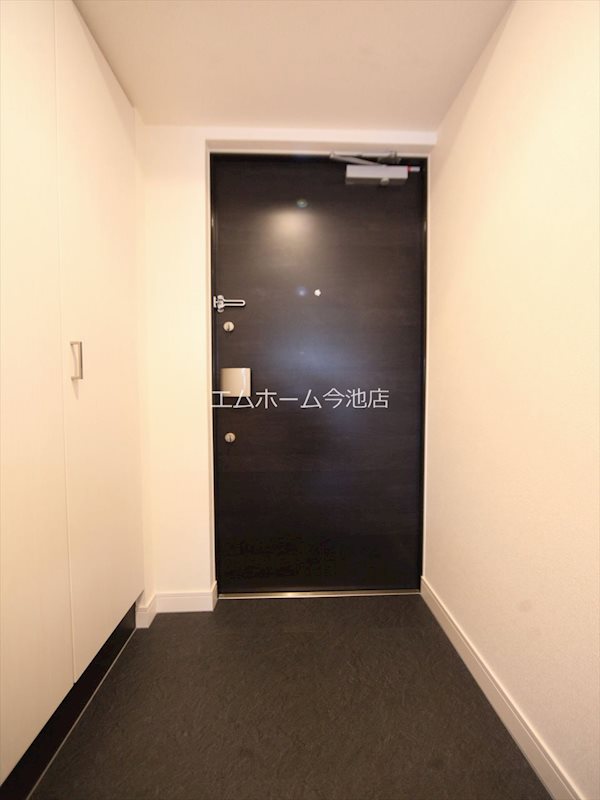 プレサンスジェネ葵 玄関