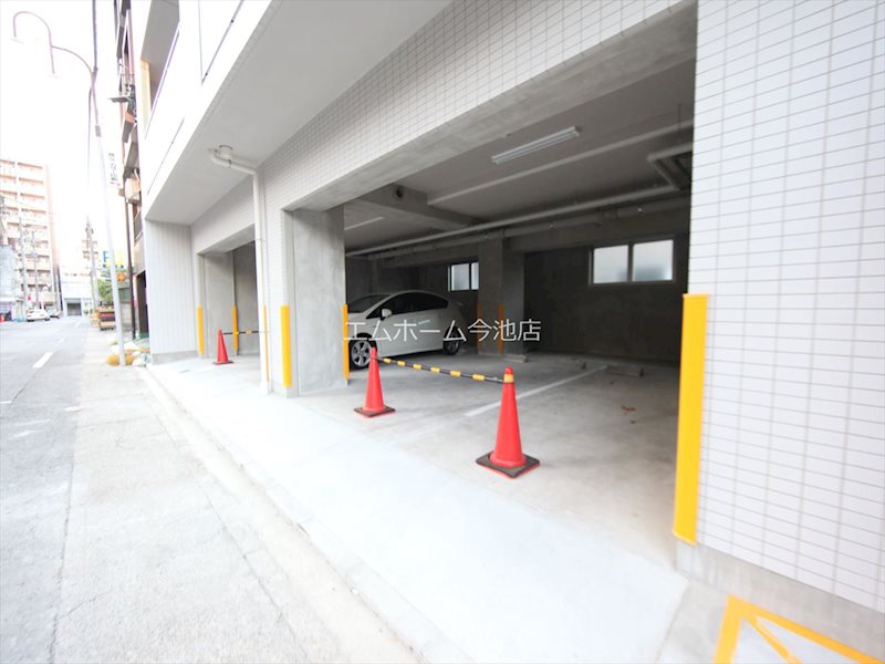 RAFFLE SHINSAKAE 駐車場