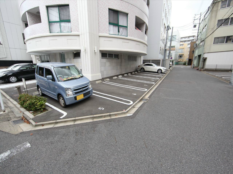 ドゥーエ上前津 駐車場