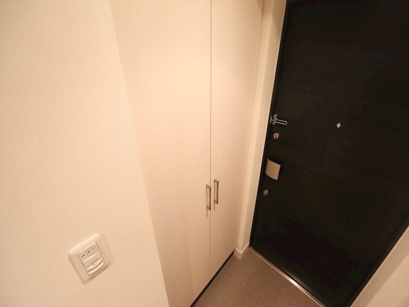 プレサンスジェネ栄 玄関