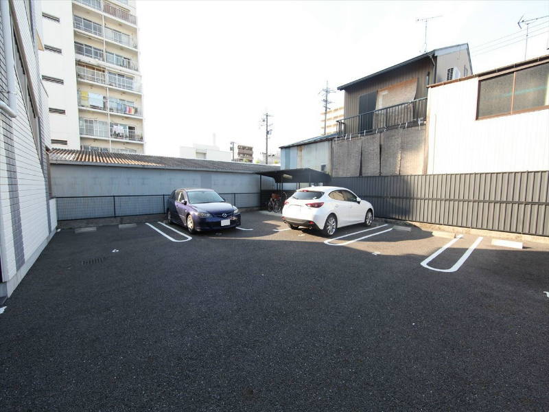 ホワイトキューブ 駐車場