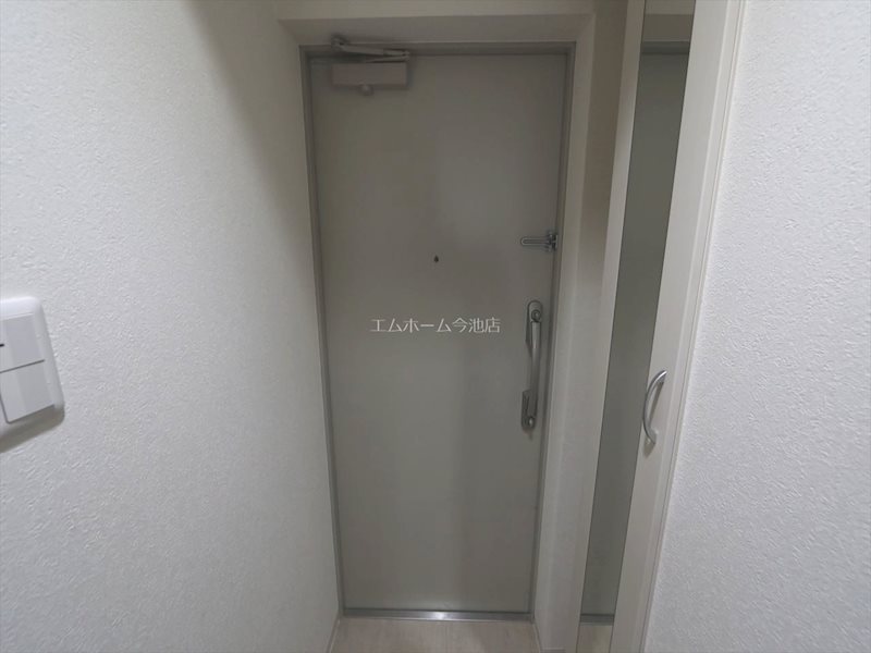 トレヴィ高岳 玄関