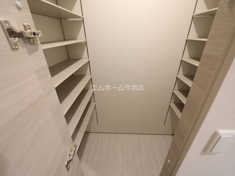セレスティア苗代 玄関