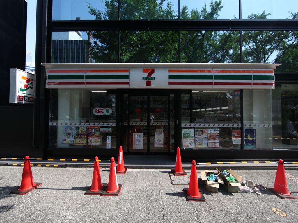 サンエスケーイワタ丸の内 コンビニ