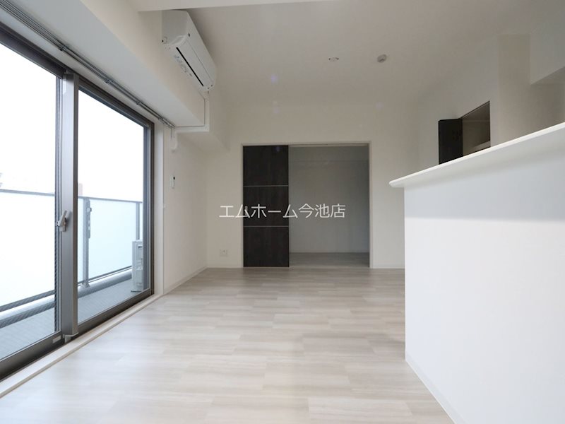 Adel Dorf 本郷 リビング