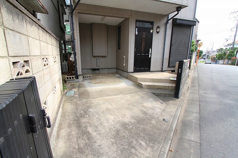 朝霞市仲町2丁目貸家 駐車場