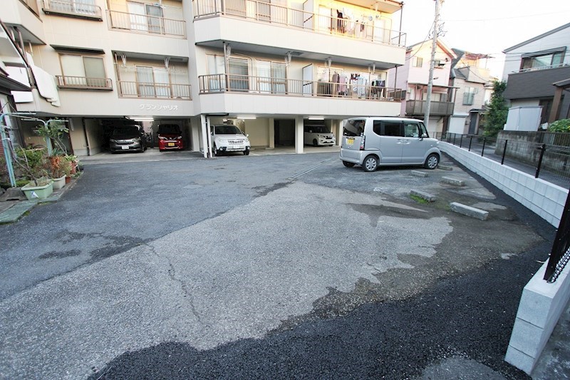 グランシャリオ 駐車場