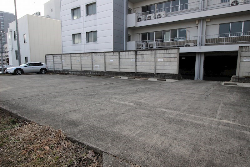 長教ビル 駐車場
